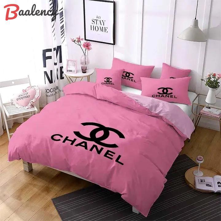 Chanel light pink printed bedding sets quilt sets duvet cover luxury brand bedding decor bedroom sets best luxury bed sets gift thankgivings and christmas bedding sets