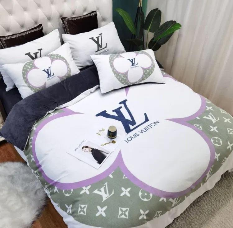 Louis vuitton hot new brown luxury brand bedding sets bedspread duvet cover set, bedroom decor , thanksgiving decorations for home best luxury bed sets gift thankgivings and christmas Bedding Sets