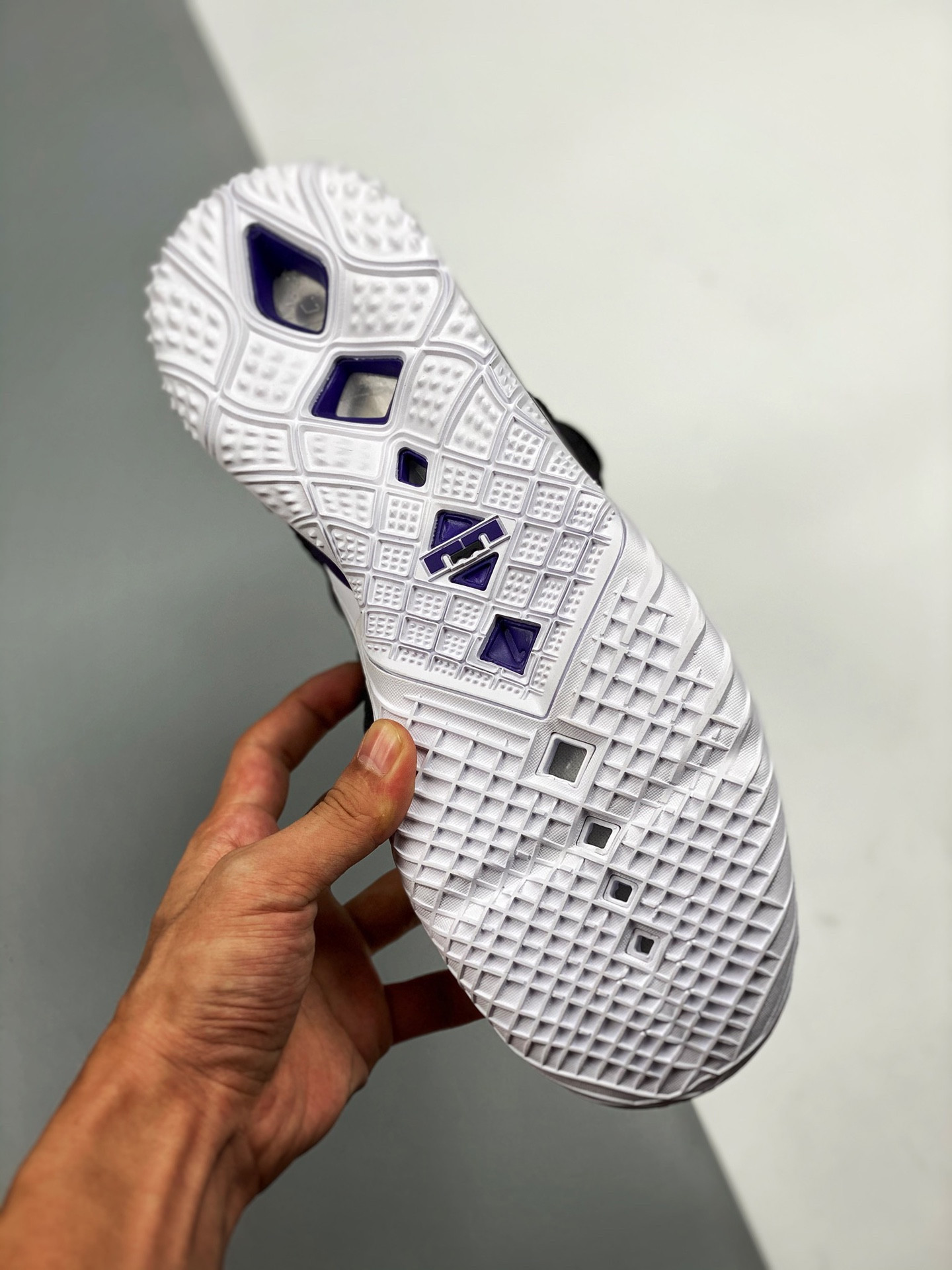 Nike lebron 18 lakers black metallic gold-court purple-white for sale