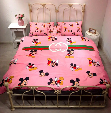 Gucci micky mouse pink luxury brand bedding set bedspread duvet cover set home decor hn