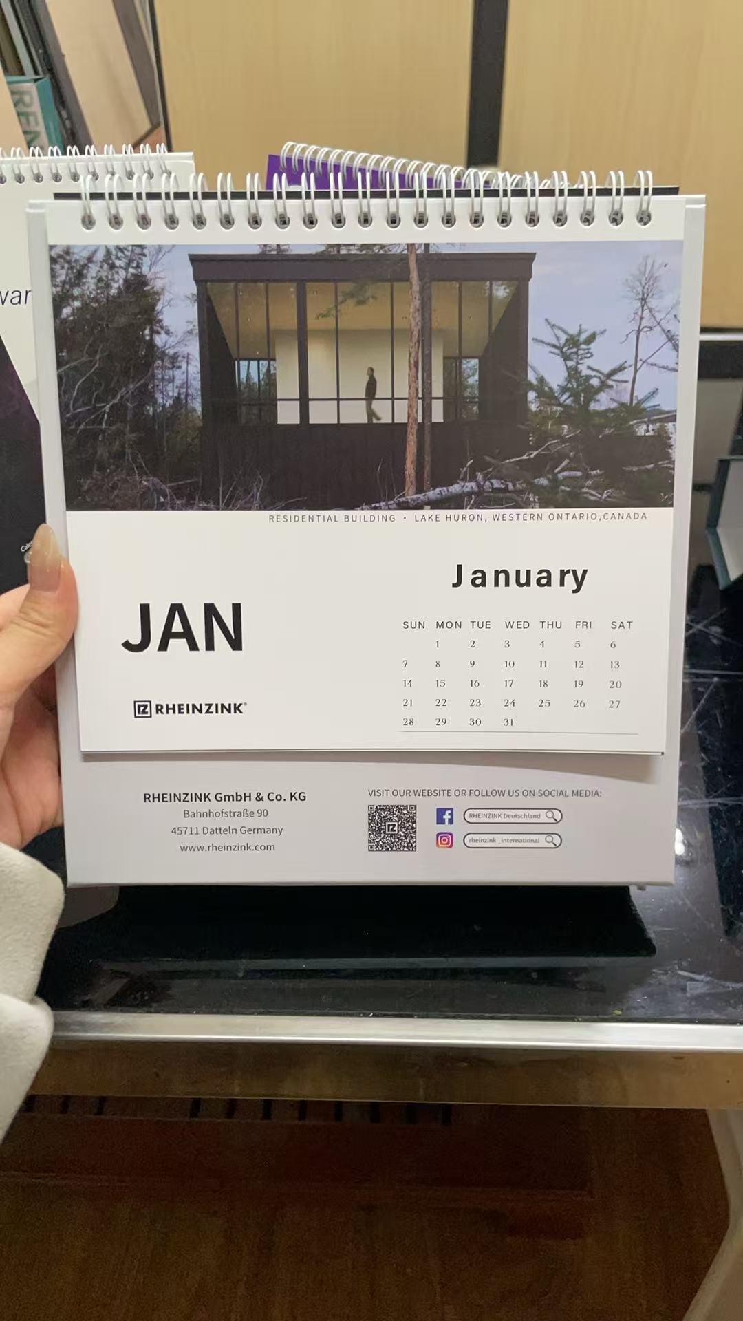 Minimalist Desk Calendar 
