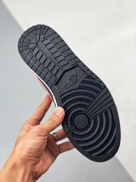 Air jordan 1 low black/crimson tint