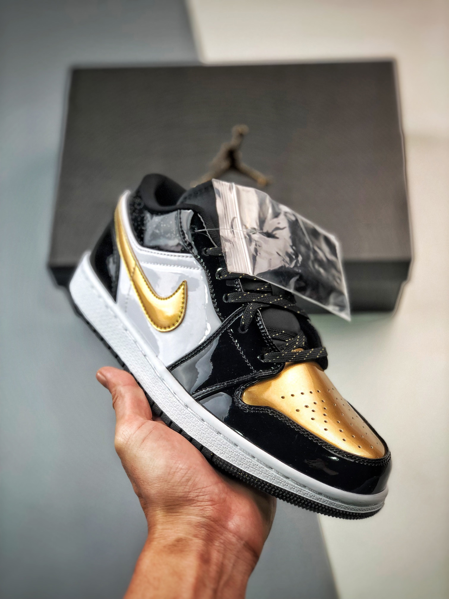 Air jordan 1 low copper toemetallic gold/black-white