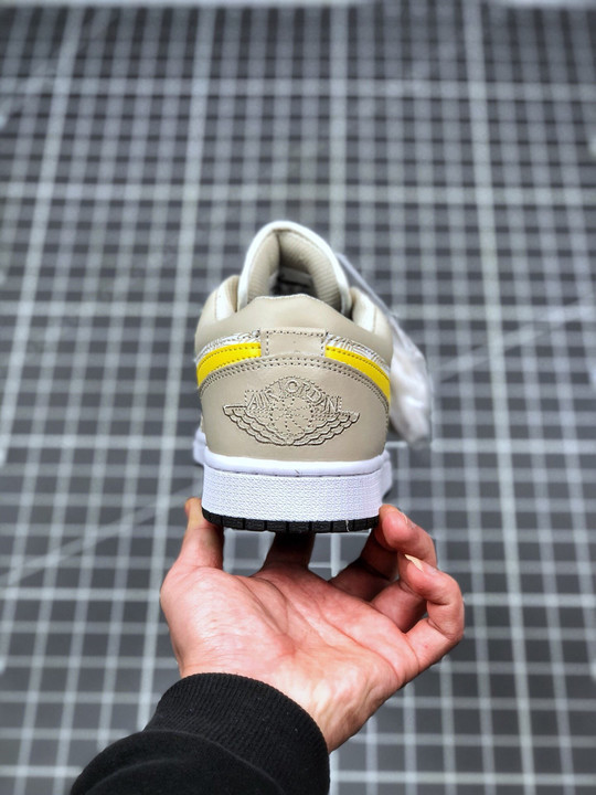 Air jordan 1 low light orewood brown/amarillo-white-laser blue