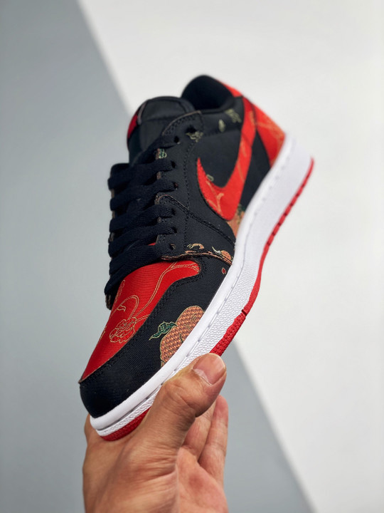 Air jordan 1 low og cnyblack/university red-metallic gold-white