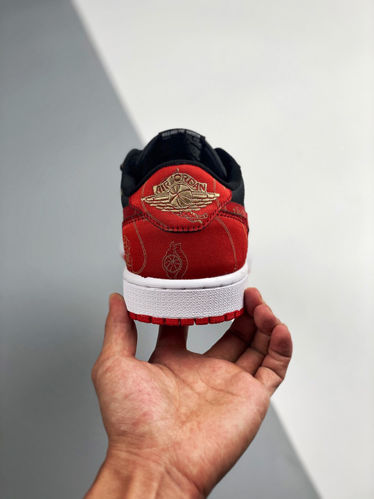 Air jordan 1 low og cnyblack/university red-metallic gold-white