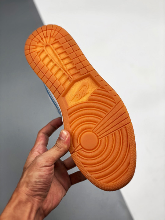 Air jordan 1 low patent leather and gum soles