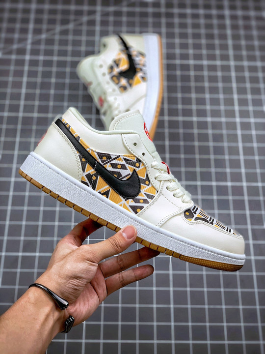 Air jordan 1 low quai 54″ sail/team orange-baroque brown