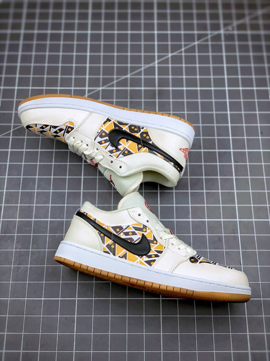 Air jordan 1 low quai 54″ sail/team orange-baroque brown