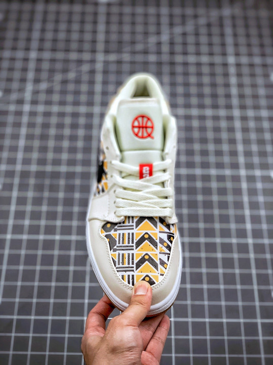 Air jordan 1 low quai 54″ sail/team orange-baroque brown