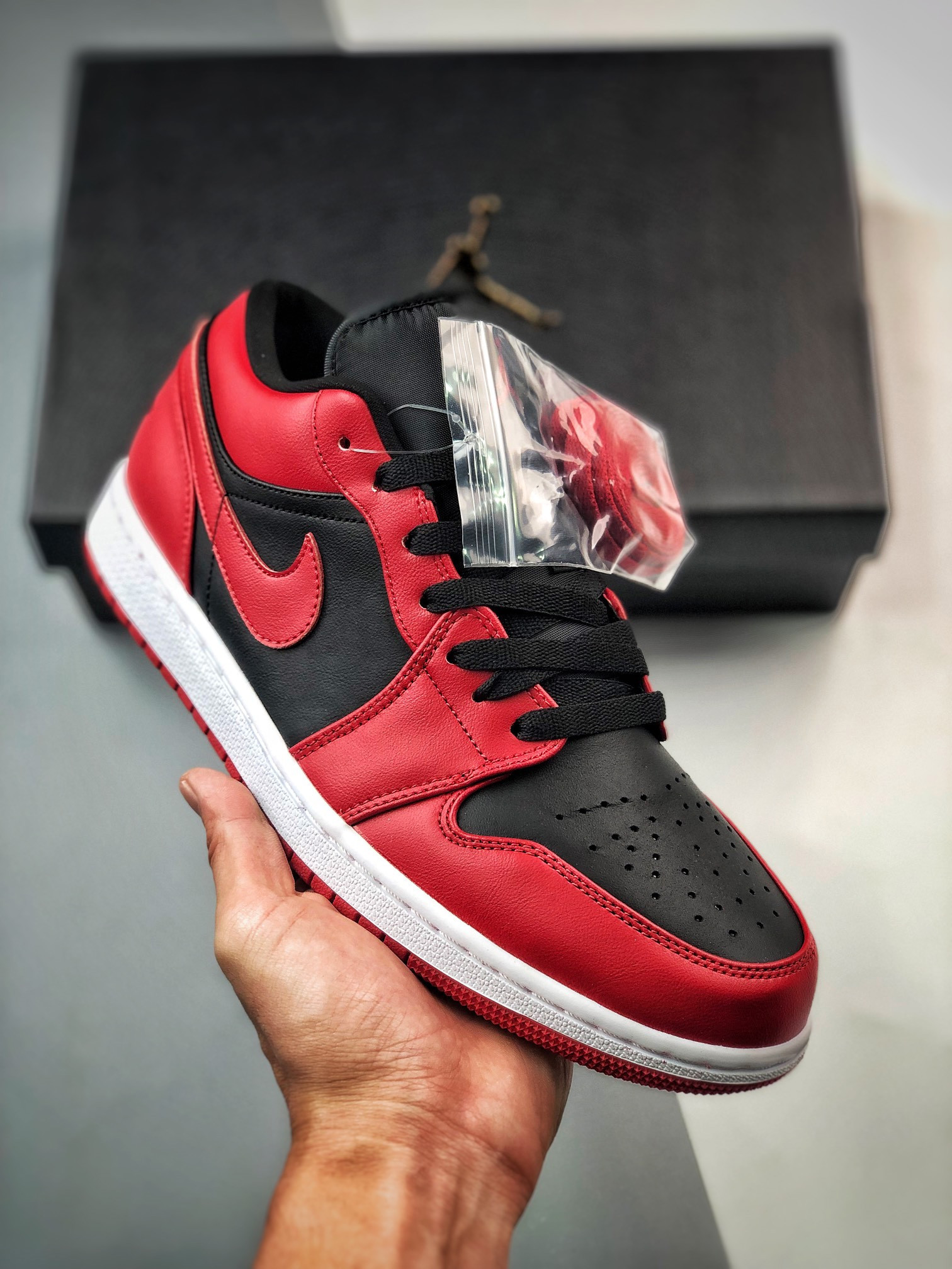 Air jordan 1 low reverse bred varsity red/white-black 553558-606