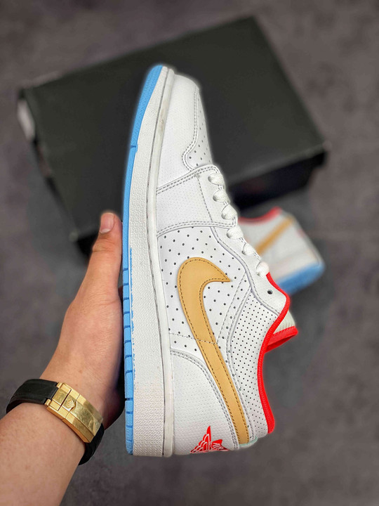 Air jordan 1 low se white/sesame-flash crimson-psychic blue
