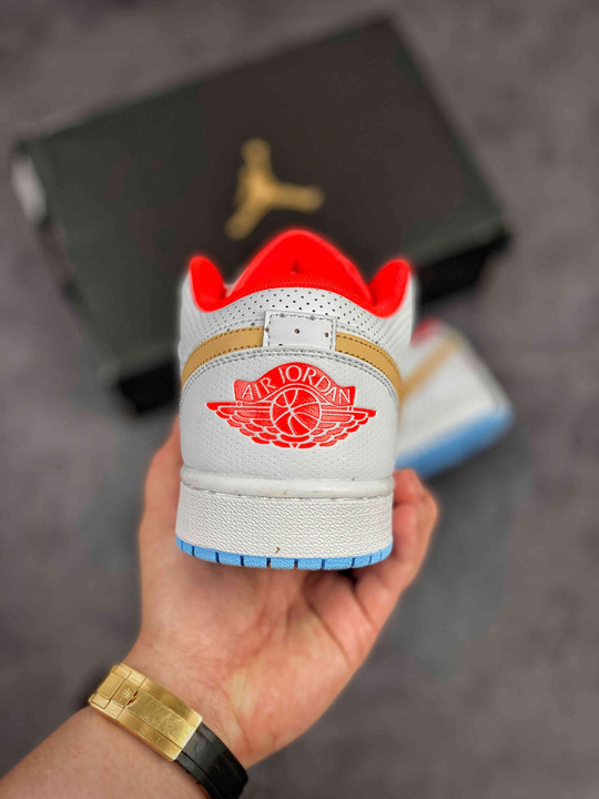 Air jordan 1 low se white/sesame-flash crimson-psychic blue
