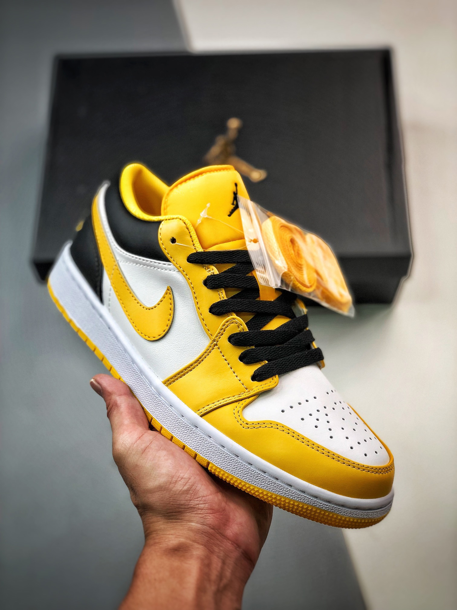 Air jordan 1 low taxi university gold/white/black 553560-701