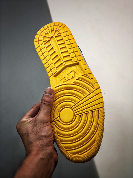 Air jordan 1 low taxi university gold/white/black 553560-701