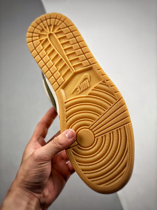 Air jordan 1 low white/light curry/medium olive dh6931-102