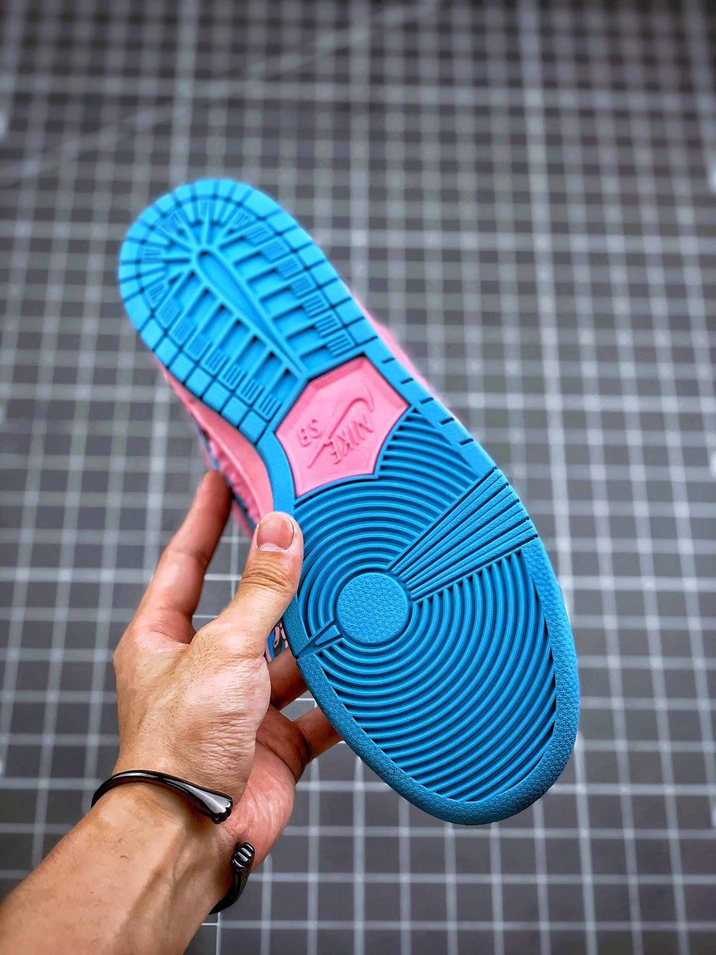 Grateful dead x nike sb dunk low ” pink bear” cj5378-301