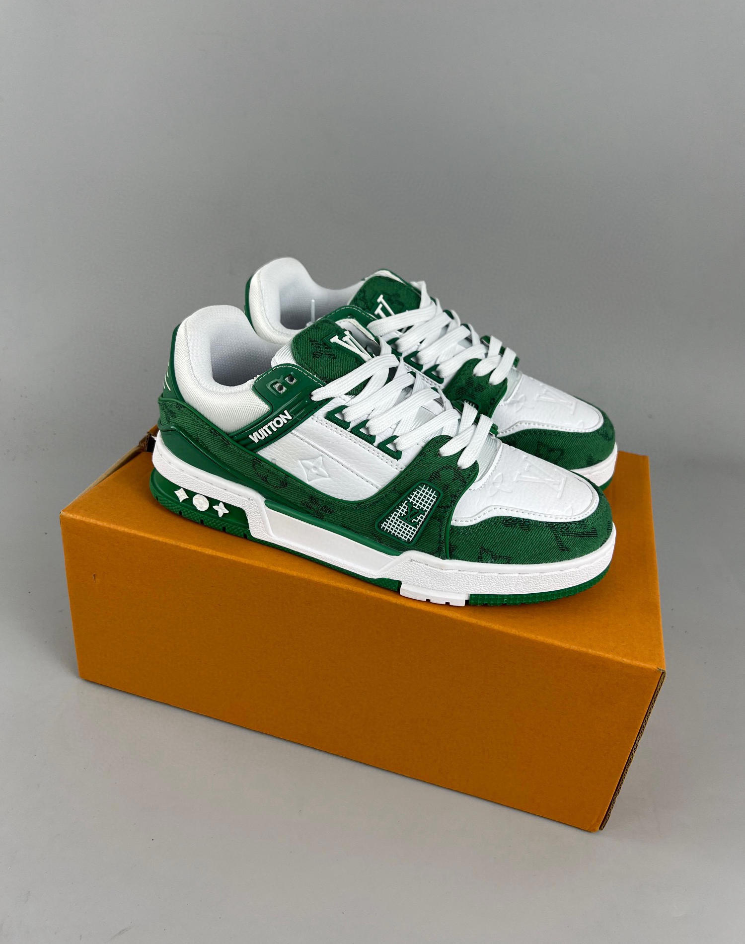 Louis vuitton lv trainer sneaker green & white canvas