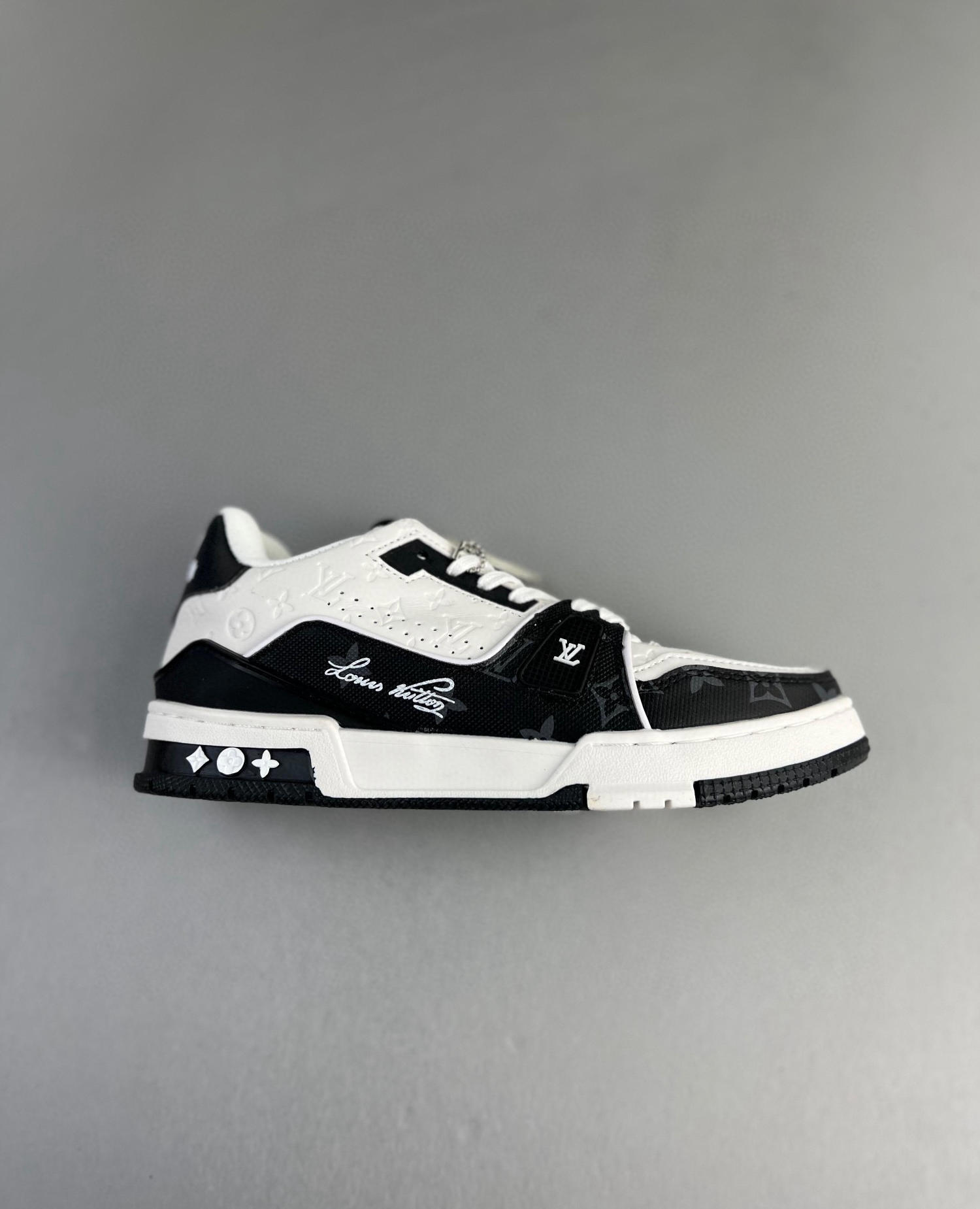Louis vuitton lv trainer sneaker white & black monogram canvas