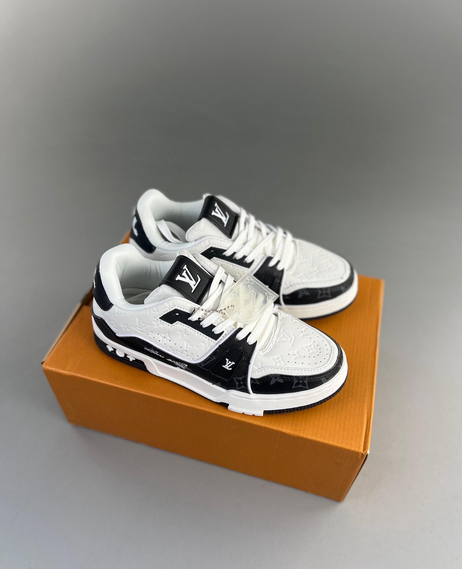 Louis vuitton lv trainer sneaker white & black monogram canvas