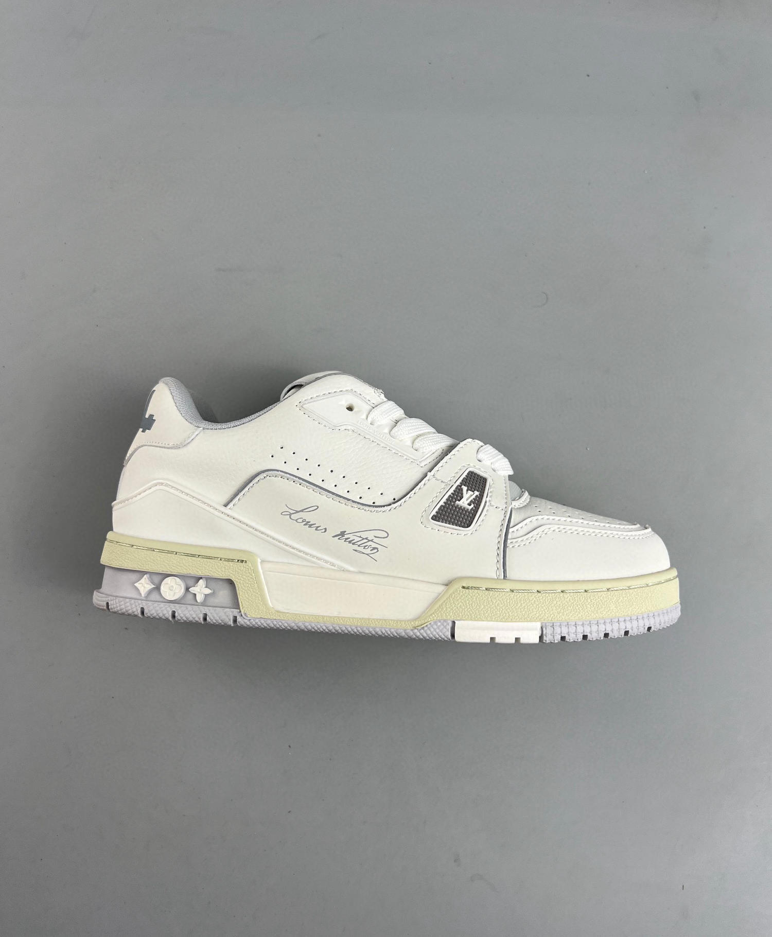 Louis vuitton lv trainer sneaker white & sign monogram canvas