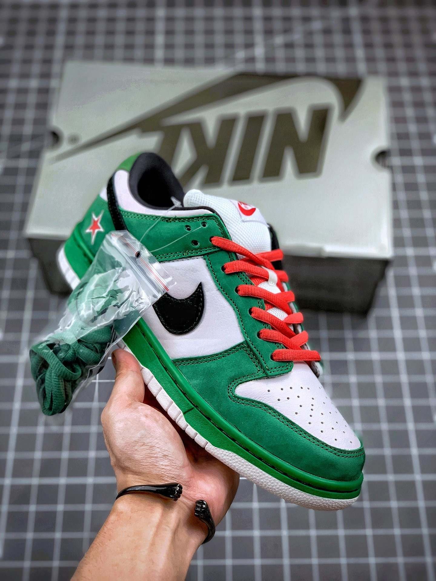Nike dunk sb low pro “heineken” 304292-302