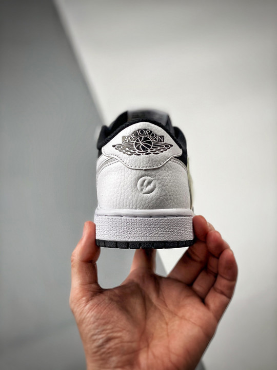 Travis scott x air jordan 1 low og sail/black