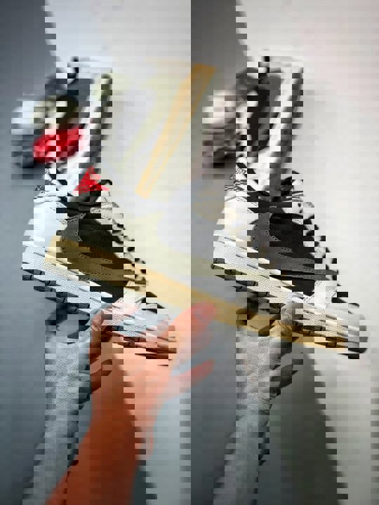 Travis scott x air jordan 1 low og sail/university red-black-medium olive