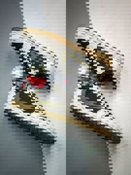 Travis scott x air jordan 1 low og sail/university red-black-medium olive