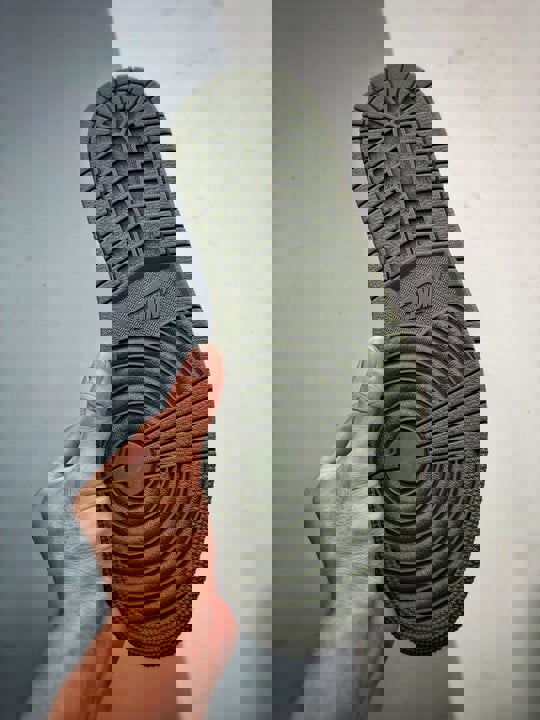 Travis scott x air jordan 1 low og sail/university red-black-medium olive