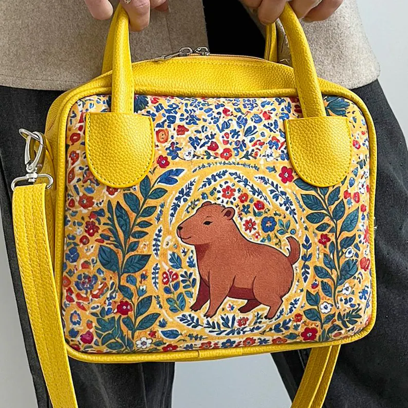 Stylish Woman Medium Bag with Capybara Print